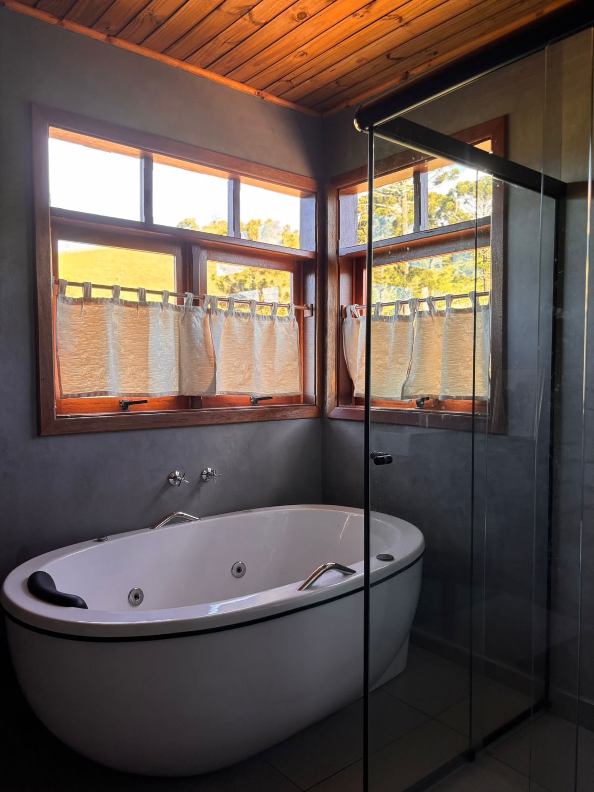 Suíte Angelim: hidromassagem junto às janelas