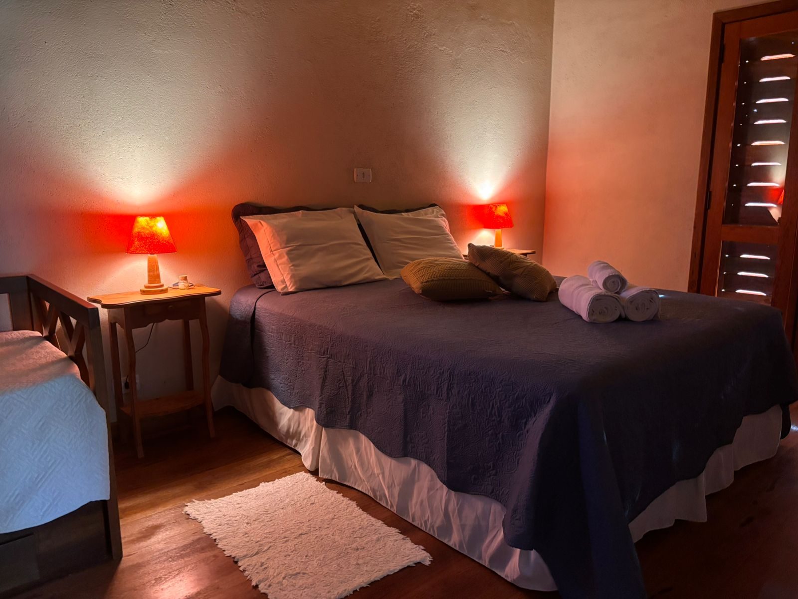 Suíte Angelim: a cama entre os dois abajures
