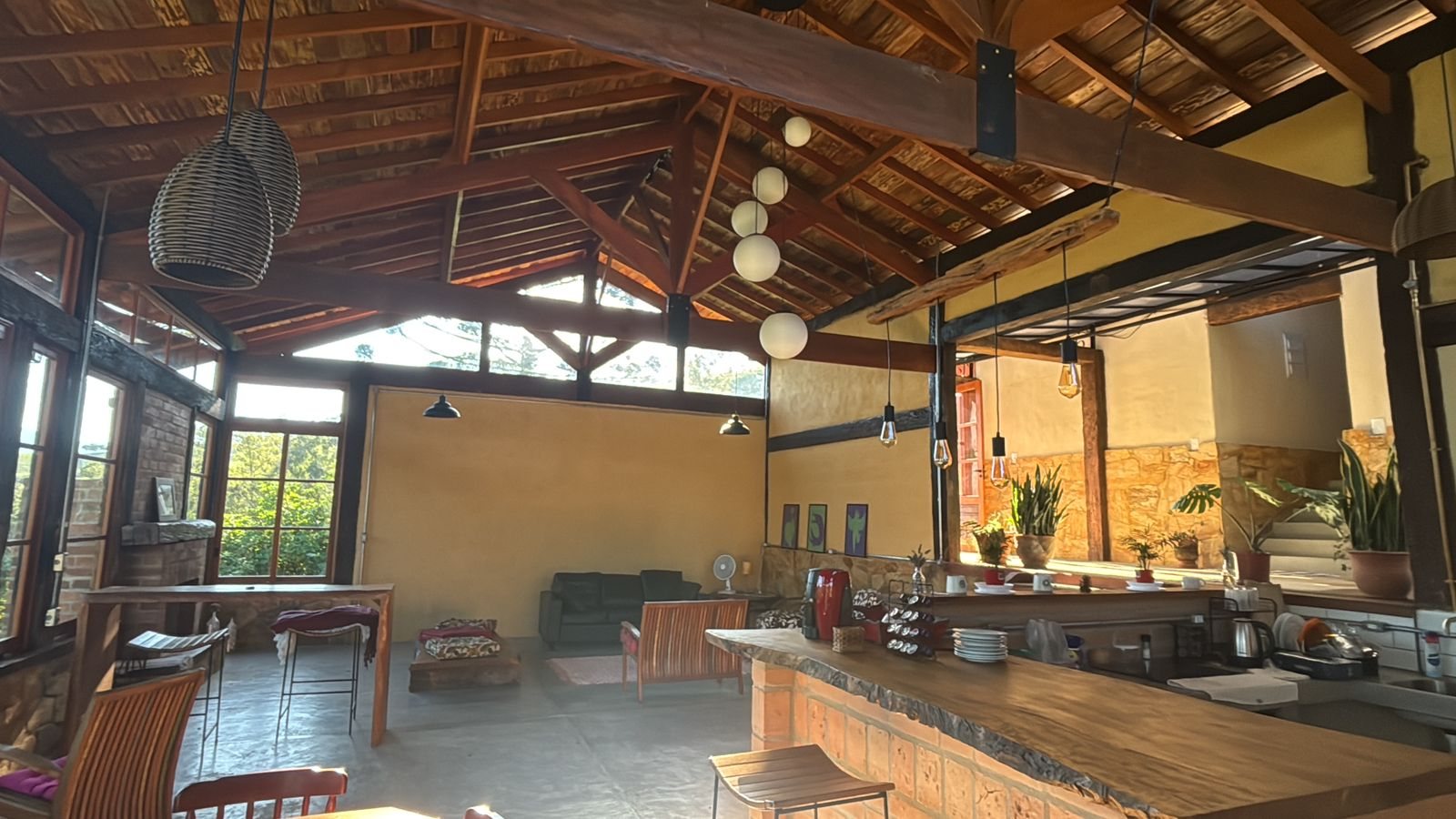 Ilha da cozinha equipada, aberta para o espaço comum