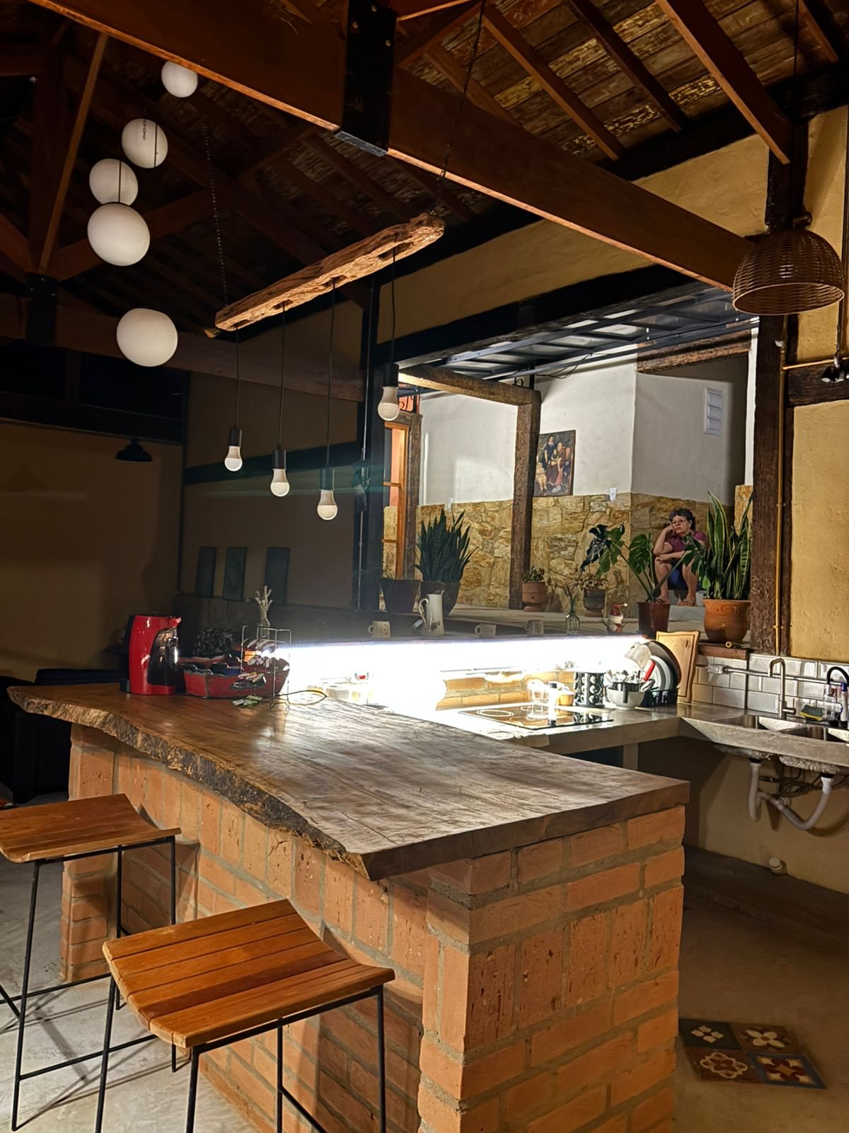 Cozinha equipada, com bancada e banquetas