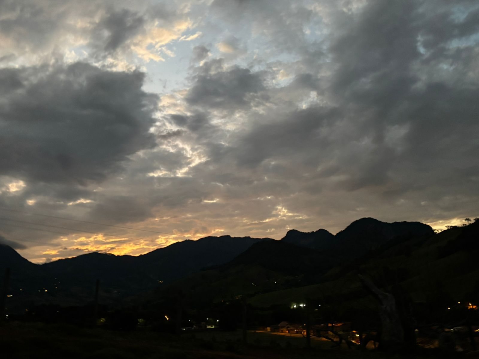 Pôr do sol sobre a Mantiqueira, visto da Morada