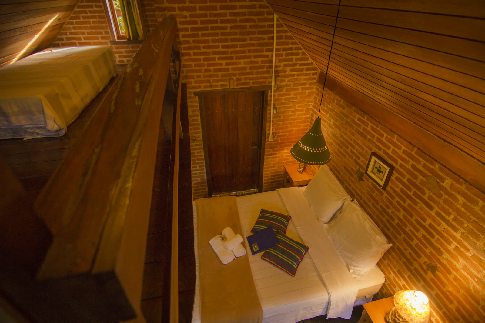 Chalé Araucária: cama vista do mezanino