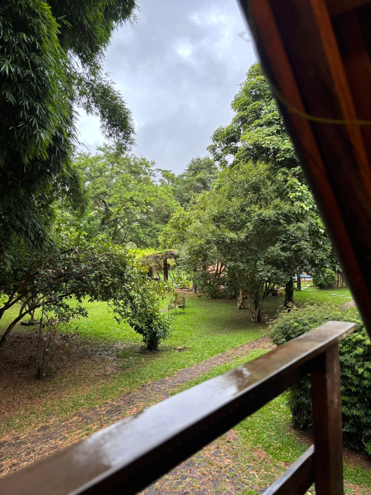 Vista da varanda para o jardim e o redário
