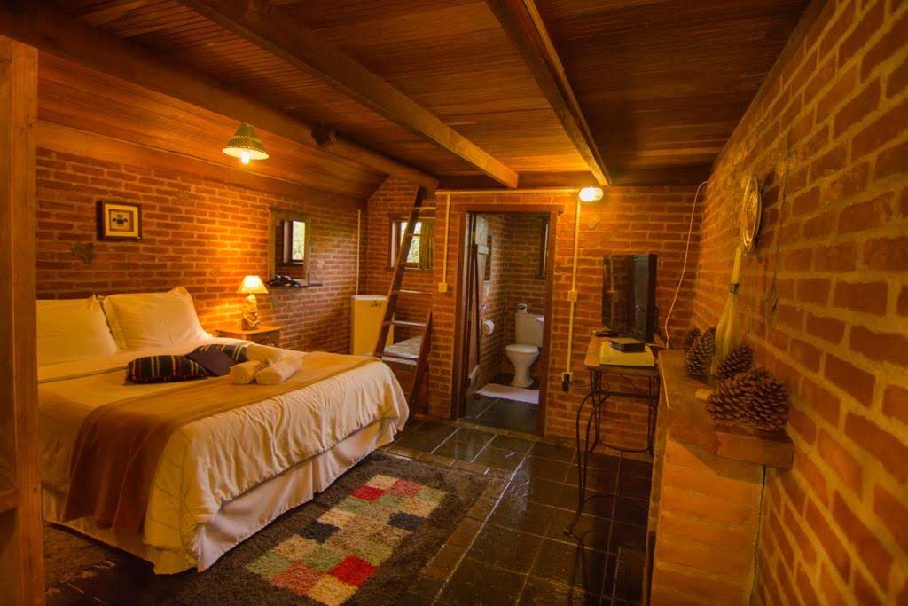 Quarto com TV, lareira e tapete colorido