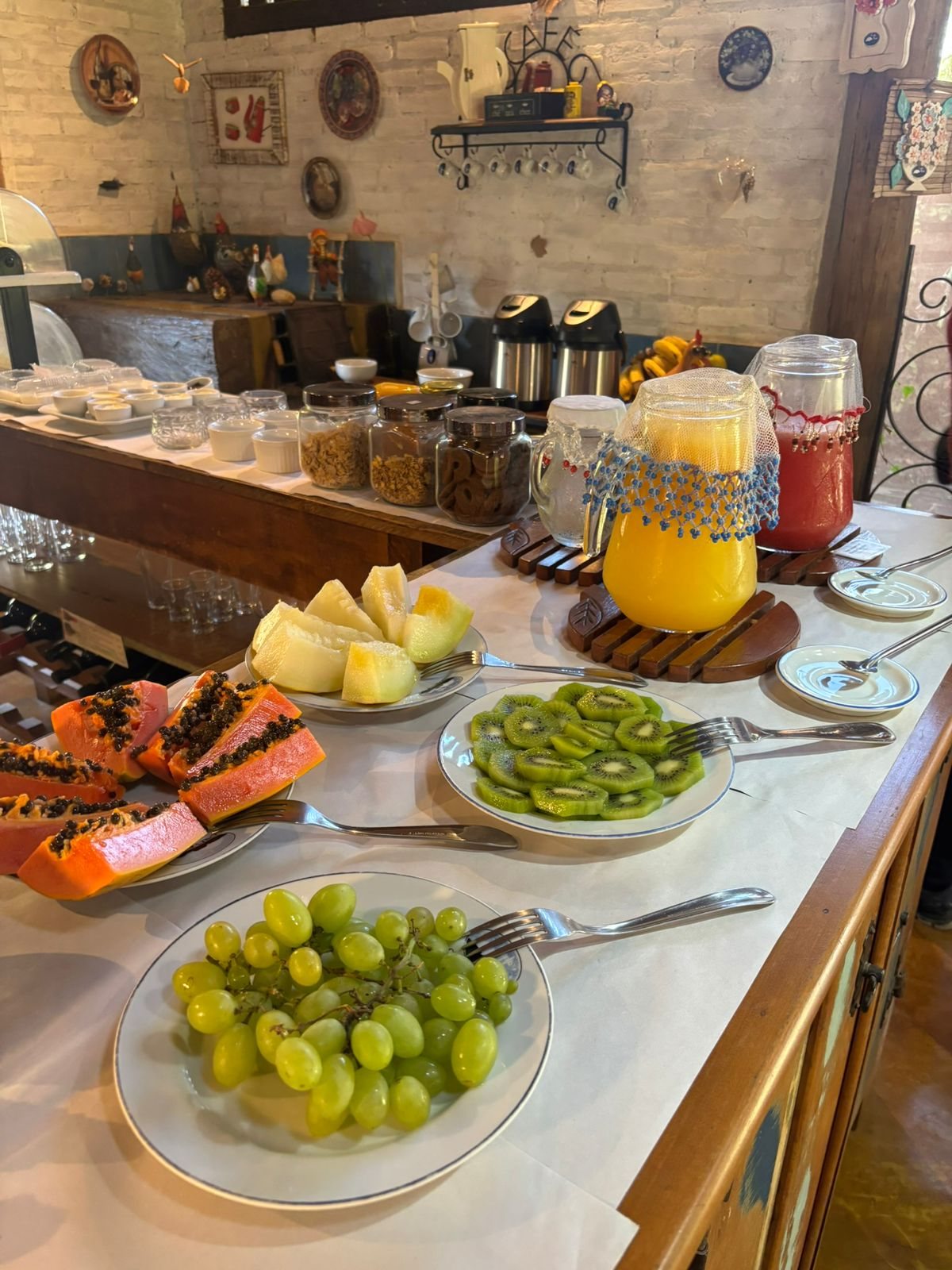 Frutas e sucos no café da manhã