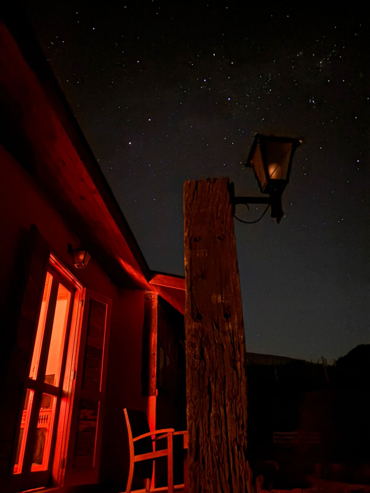 Céu estrelado sobre a varanda de um chalé