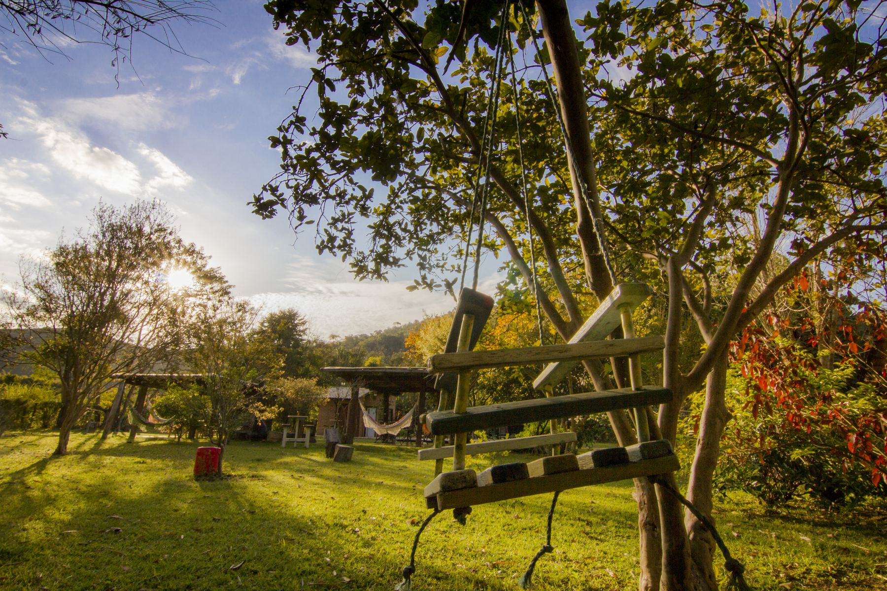 Jardim da pousada entre as árvores
