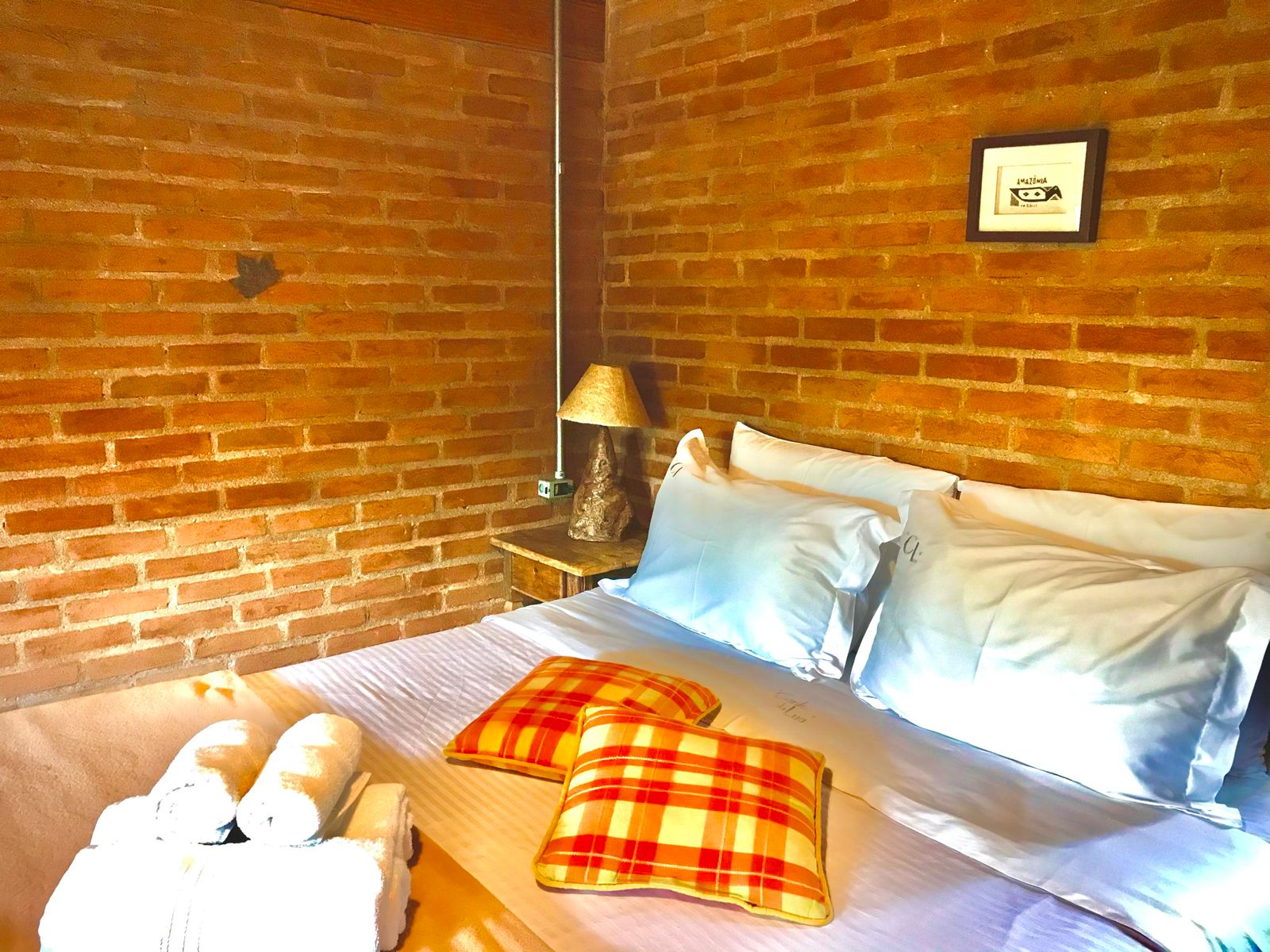 Chalé Manacá: cama com almofadas xadrez