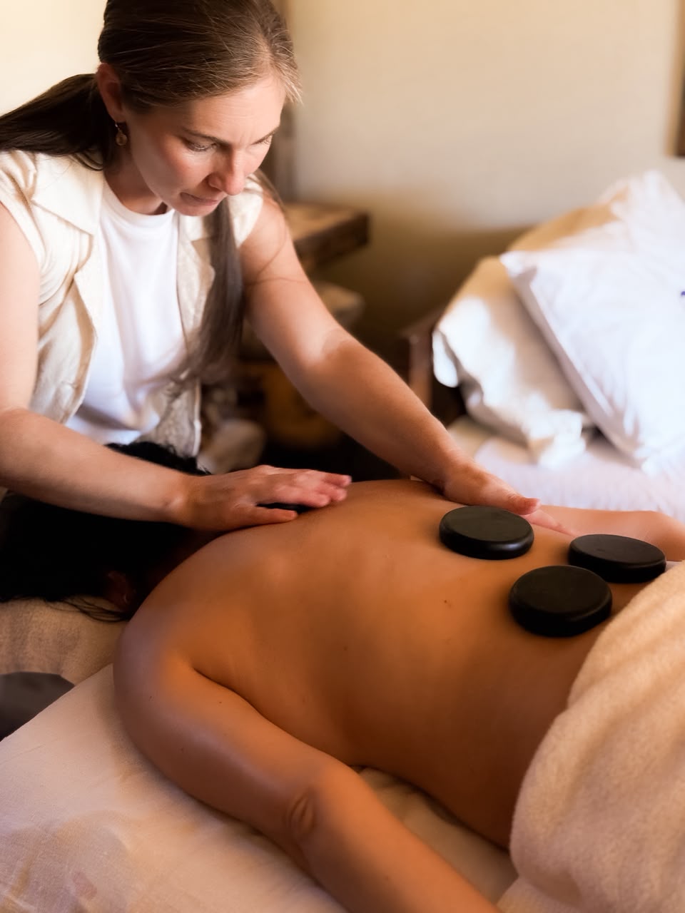 Massagem com pedras quentes