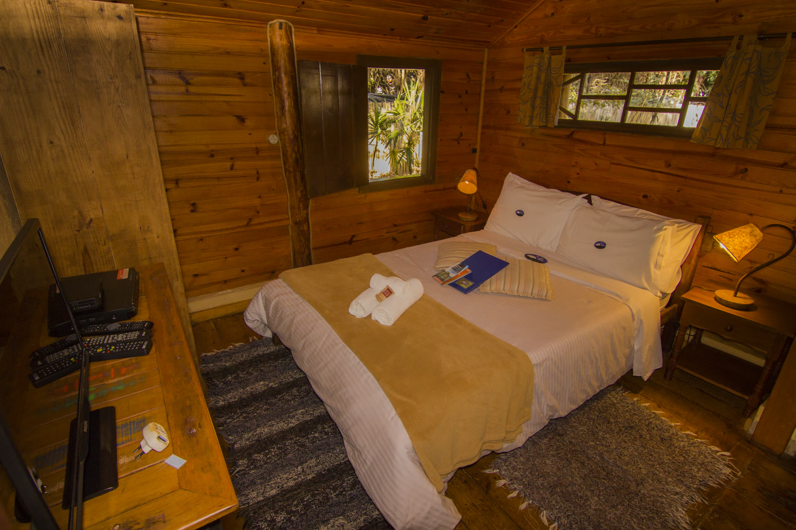 Chalé Paineiras: quarto de madeira