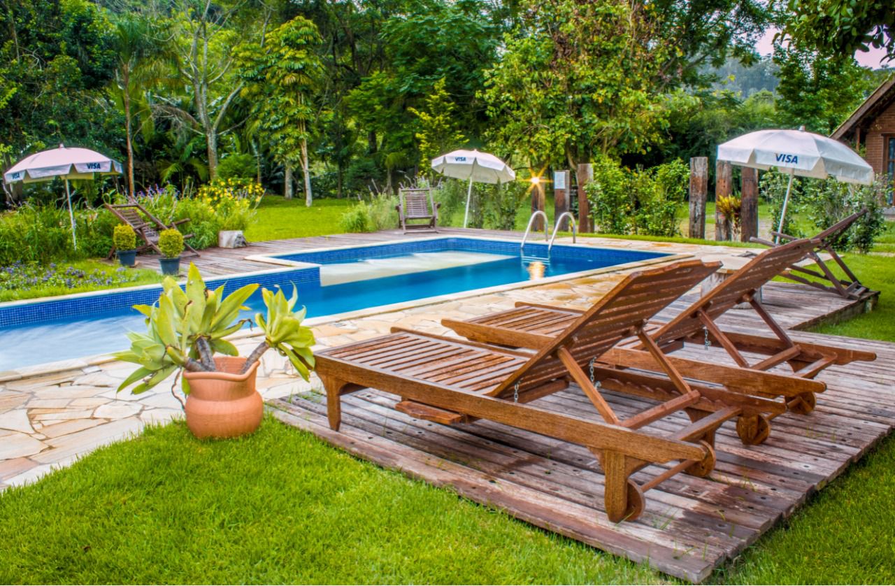 Piscina climatizada com deck e espreguiçadeiras