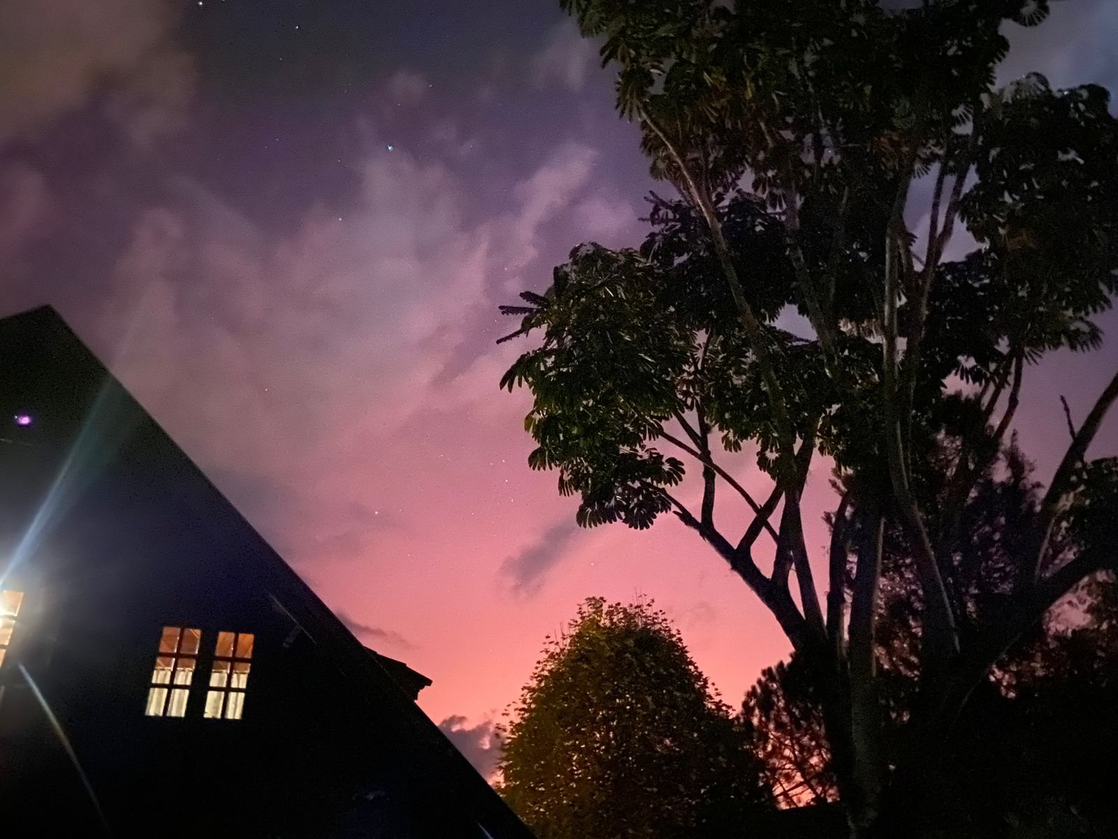 Céu rosado ao anoitecer sobre os chalés