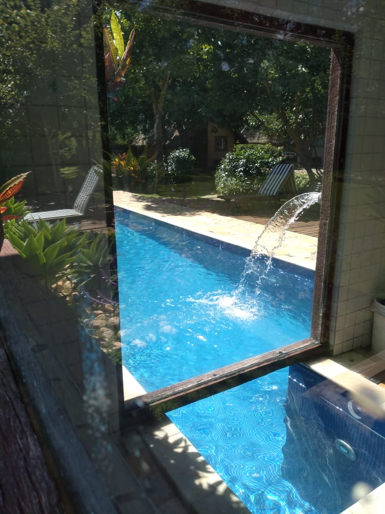 Piscina vista de dentro da sauna de vidro